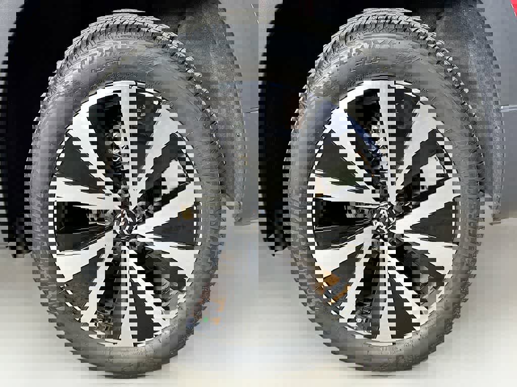 Used 2023 Volkswagen Taos SE w/ Panoramic Sunroof Package image 11