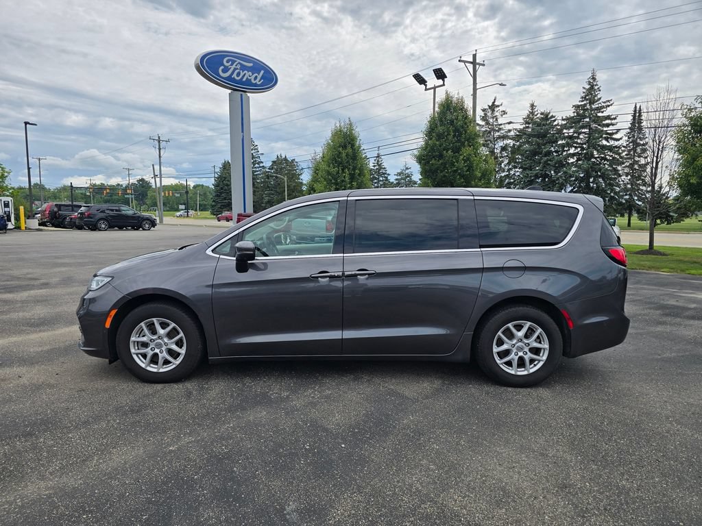 Used 2023 Chrysler Pacifica Touring-L FWD image 2