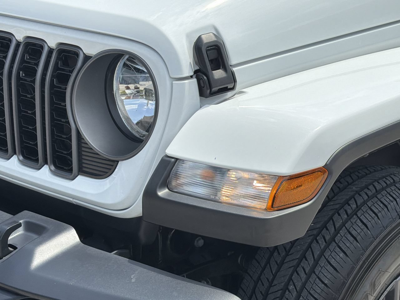 Used 2025 Jeep Gladiator Sport AWD/4WD image 6