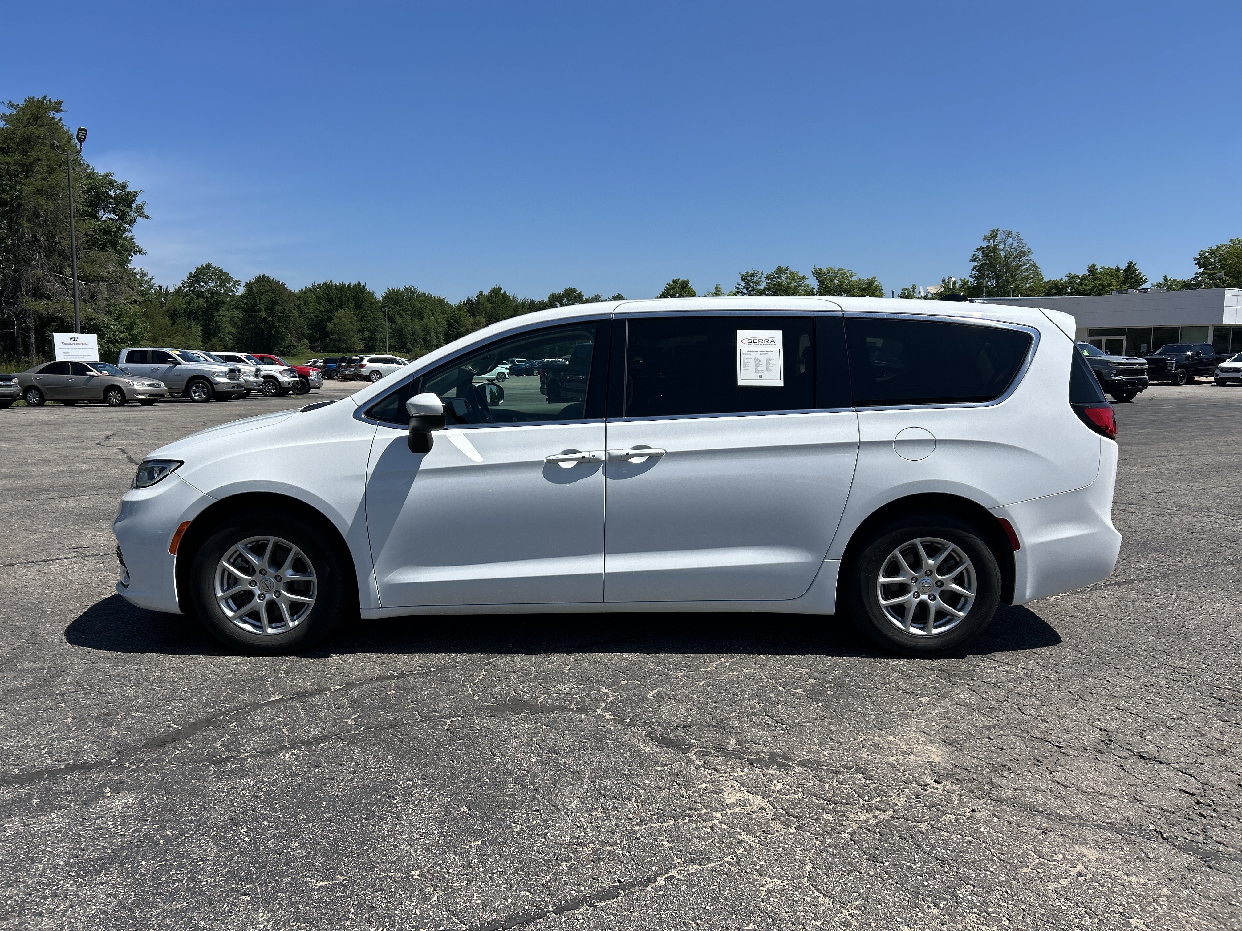 Used 2023 Chrysler Pacifica Touring-L FWD image 7