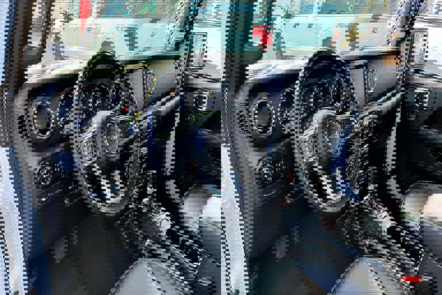 Used 2023 Jeep Wrangler Sahara w/ Cold Weather Group image 17