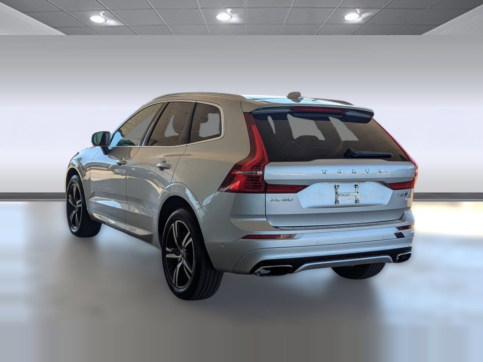 Used 2018 Volvo XC60 T6 R-Design w/ Convenience Package image 3