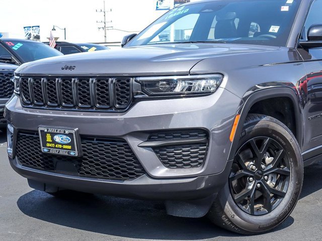 Used 2024 Jeep Grand Cherokee Altitude AWD/4WD image 3