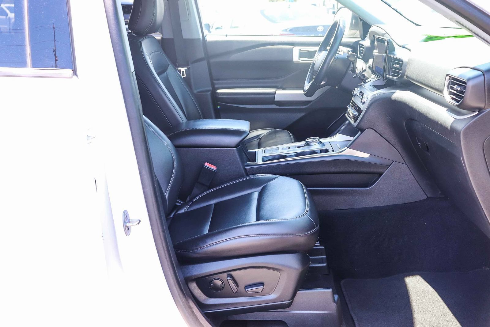 Certified 2022 Ford Explorer XLT w/ Equipment Group 202A RWD image 16