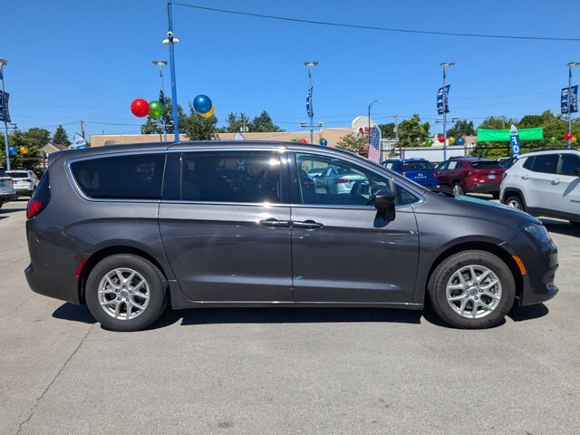 Used 2023 Chrysler Voyager LX FWD image 3
