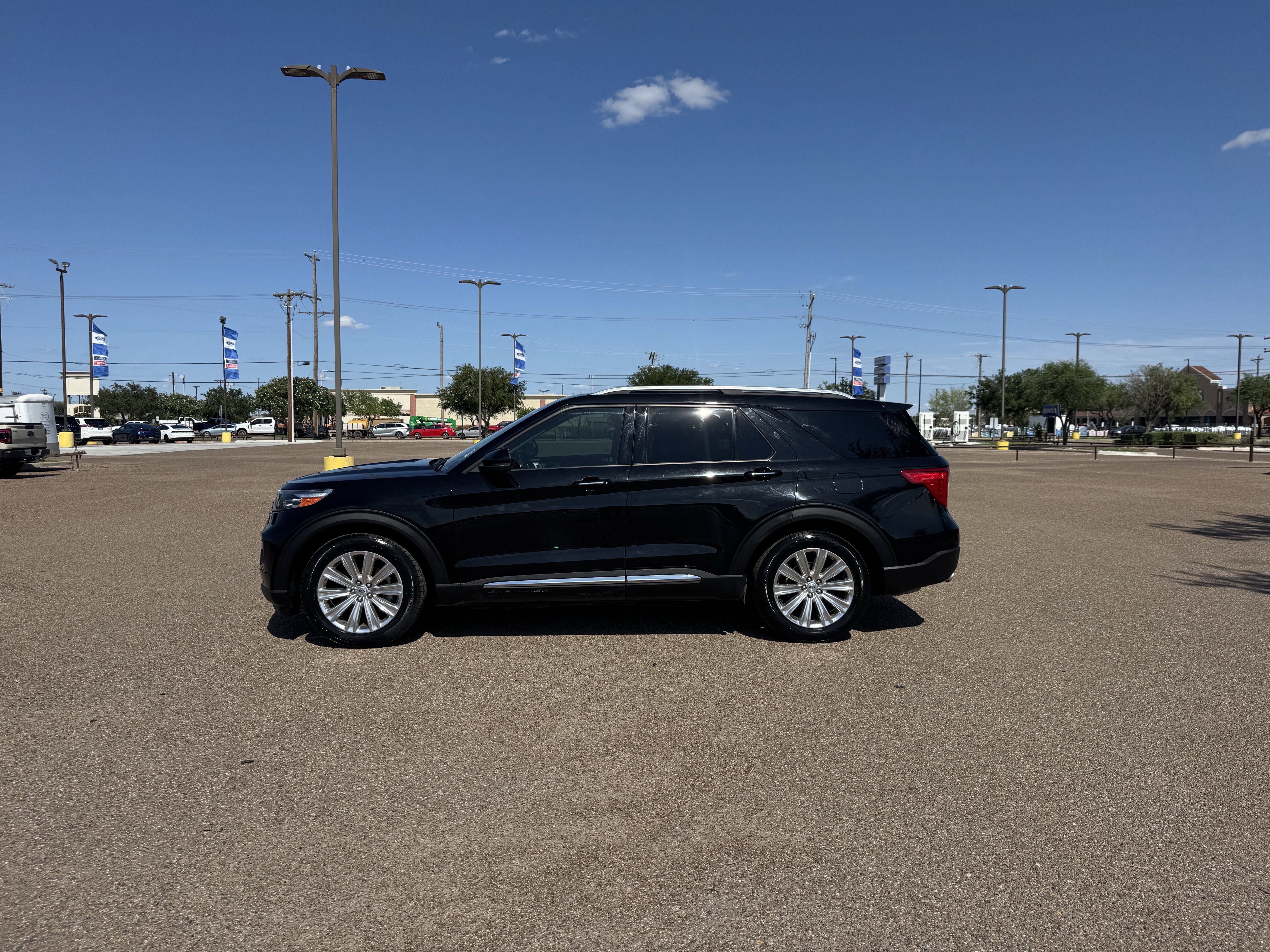 Certified 2022 Ford Explorer Limited w/ Limited Technology Package RWD image 2