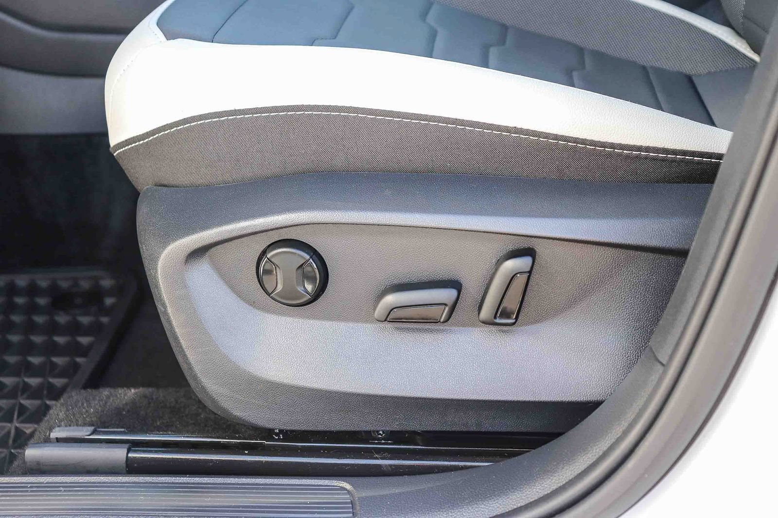 Used 2025 Volkswagen Taos SE w/ Panoramic Sunroof Package FWD image 23
