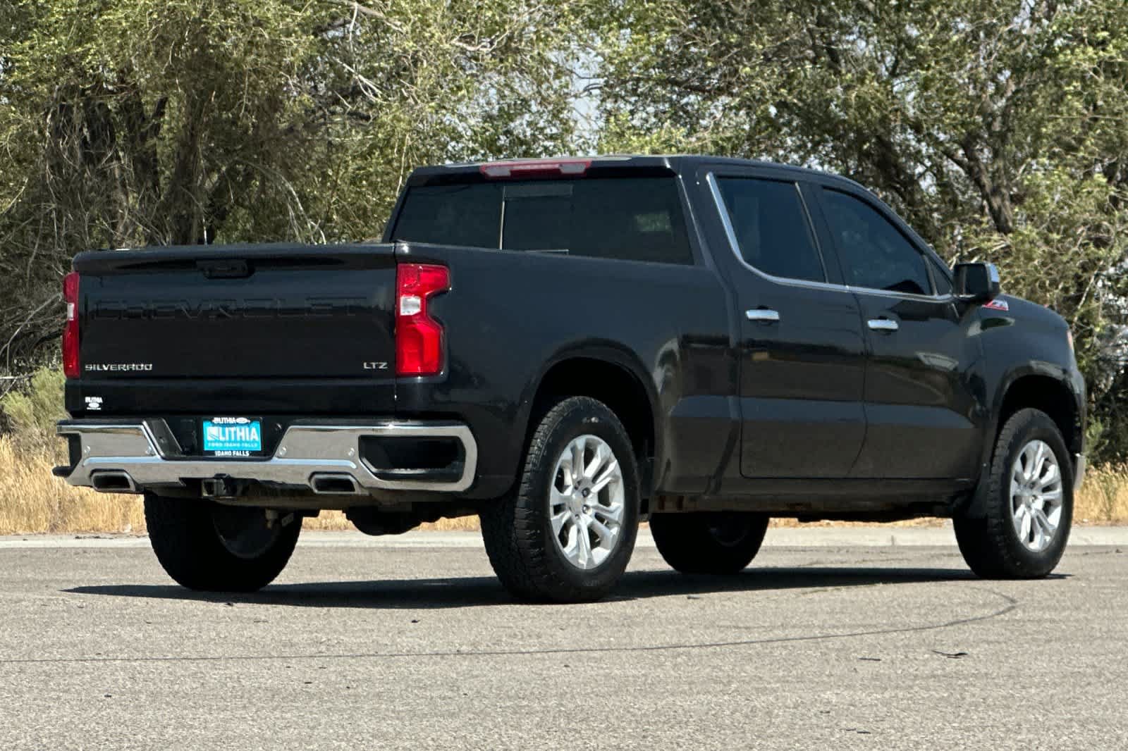 Used 2022 Chevrolet Silverado 1500 LTZ w/ LTZ Convenience Package II AWD/4WD image 2
