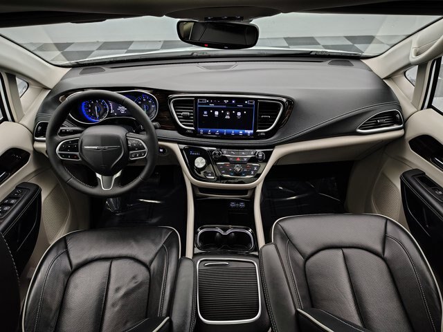Used 2024 Chrysler Pacifica Limited AWD/4WD image 32