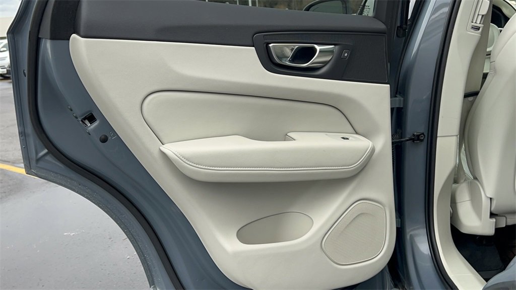 Used 2022 Volvo XC60 B5 Inscription image 37