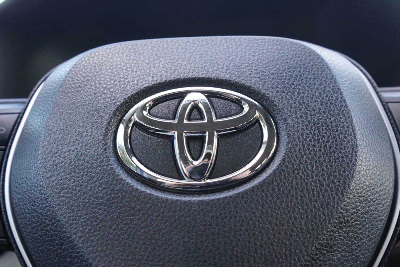 Used 2025 Toyota RAV4 XLE w/ Weather Package AWD/4WD image 15