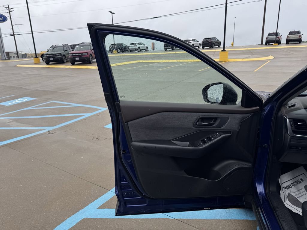 Used 2023 Nissan Rogue S image 7