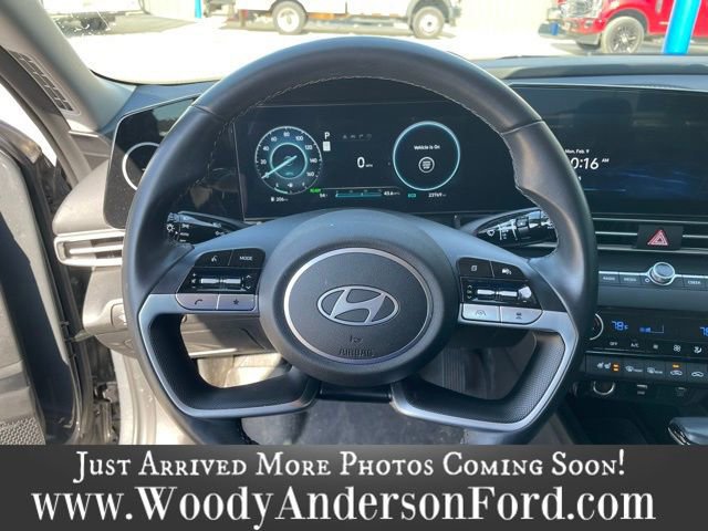 Used 2024 Hyundai Elantra Limited image 12