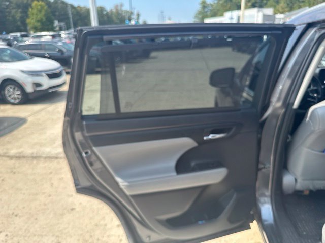 Used 2023 Toyota Highlander XLE AWD/4WD image 28