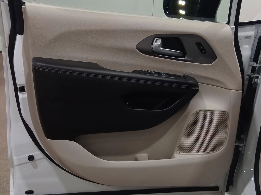 Used 2024 Chrysler Pacifica Select image 16