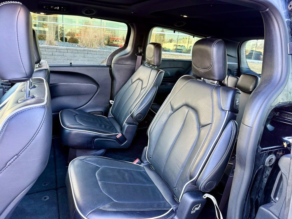 Used 2025 Chrysler Pacifica Limited image 10