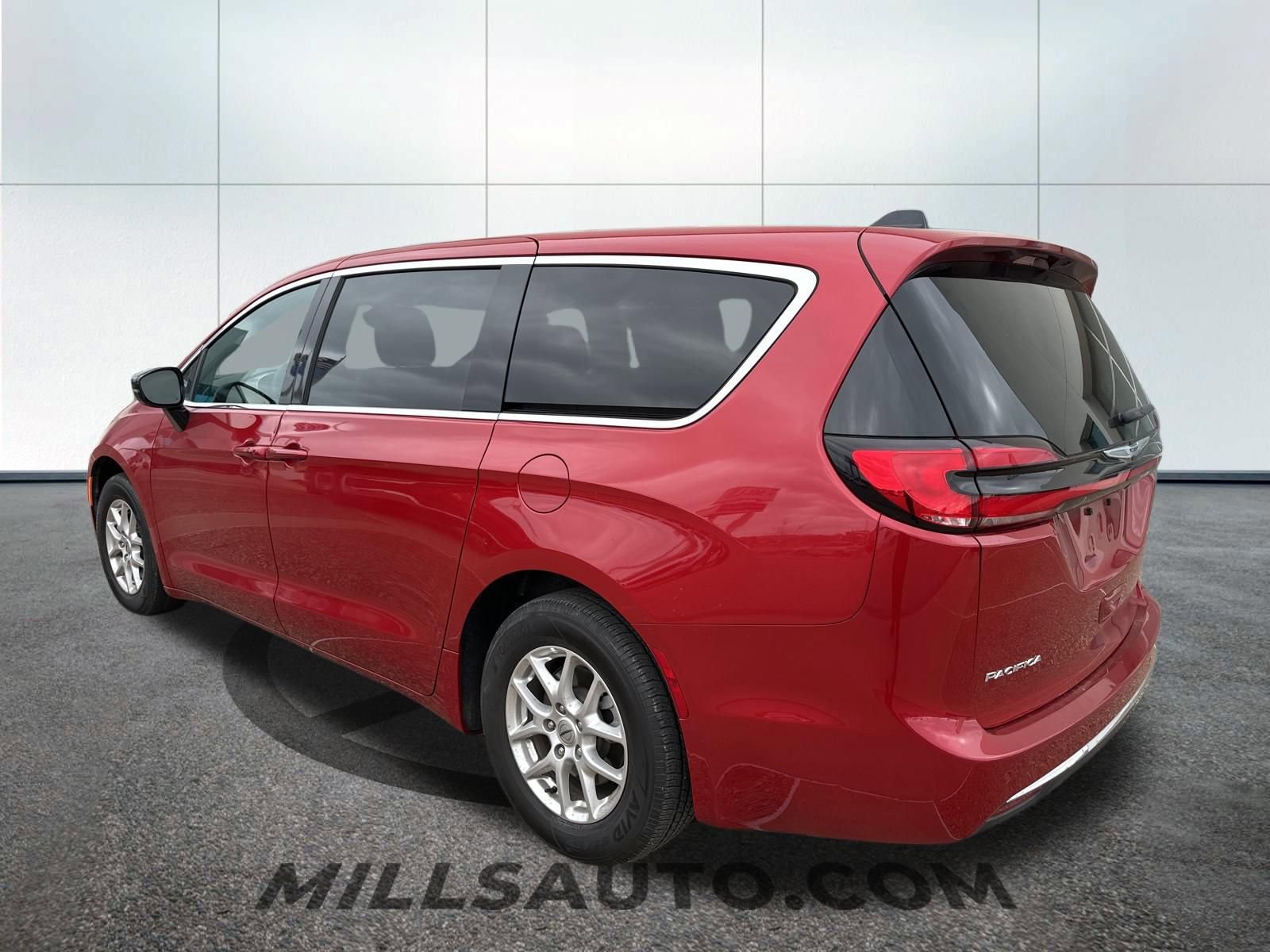 Used 2025 Chrysler Pacifica Select image 3