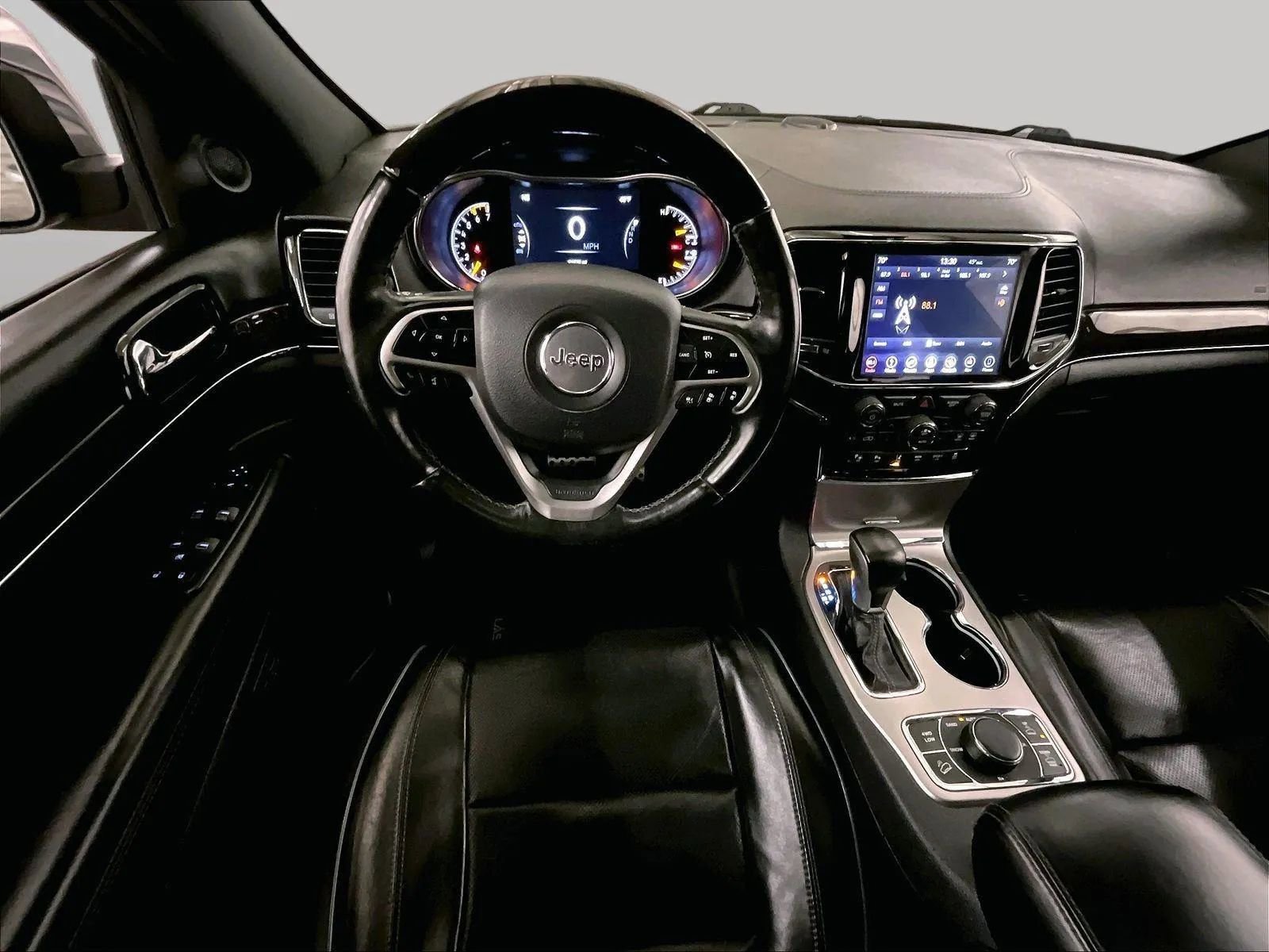 Used 2019 Jeep Grand Cherokee Overland AWD/4WD image 5