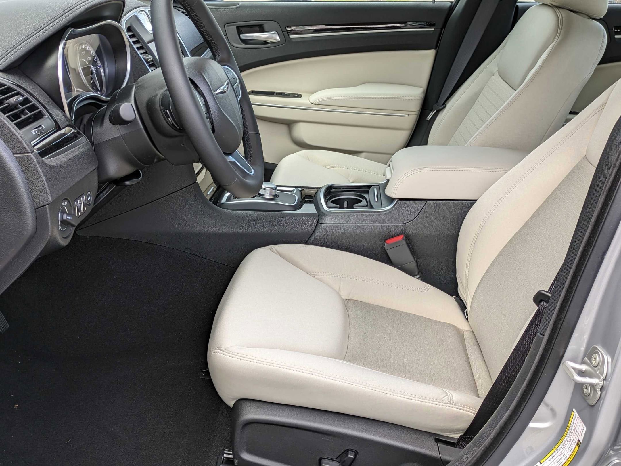 Used 2023 Chrysler 300 Touring w/ Sport Appearance Package image 13