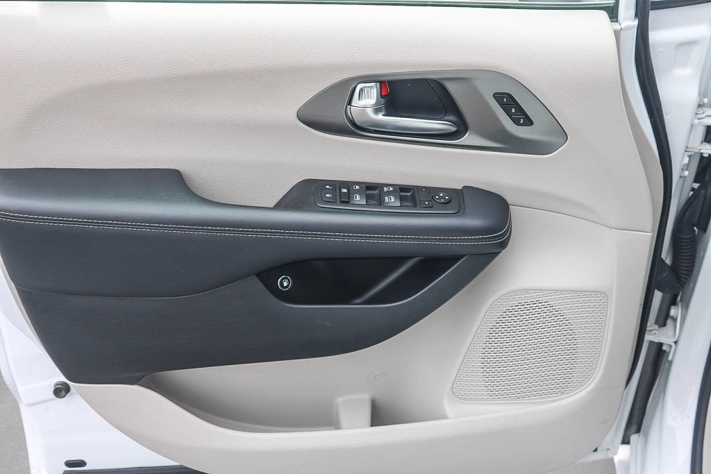 Used 2023 Chrysler Pacifica Touring-L FWD image 24