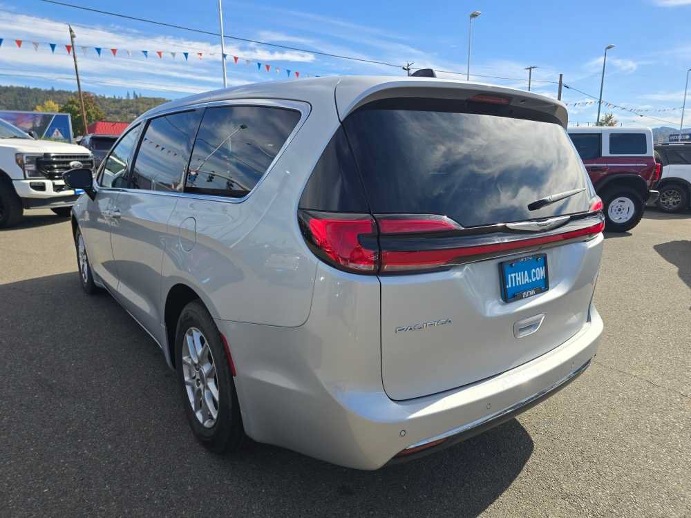 Used 2024 Chrysler Pacifica Touring-L FWD image 3
