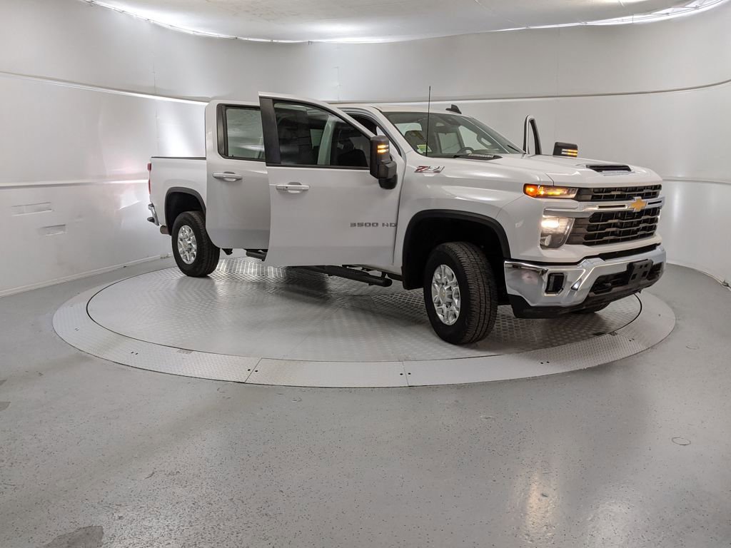 Used 2024 Chevrolet Silverado 3500 LT w/ Convenience Package image 7