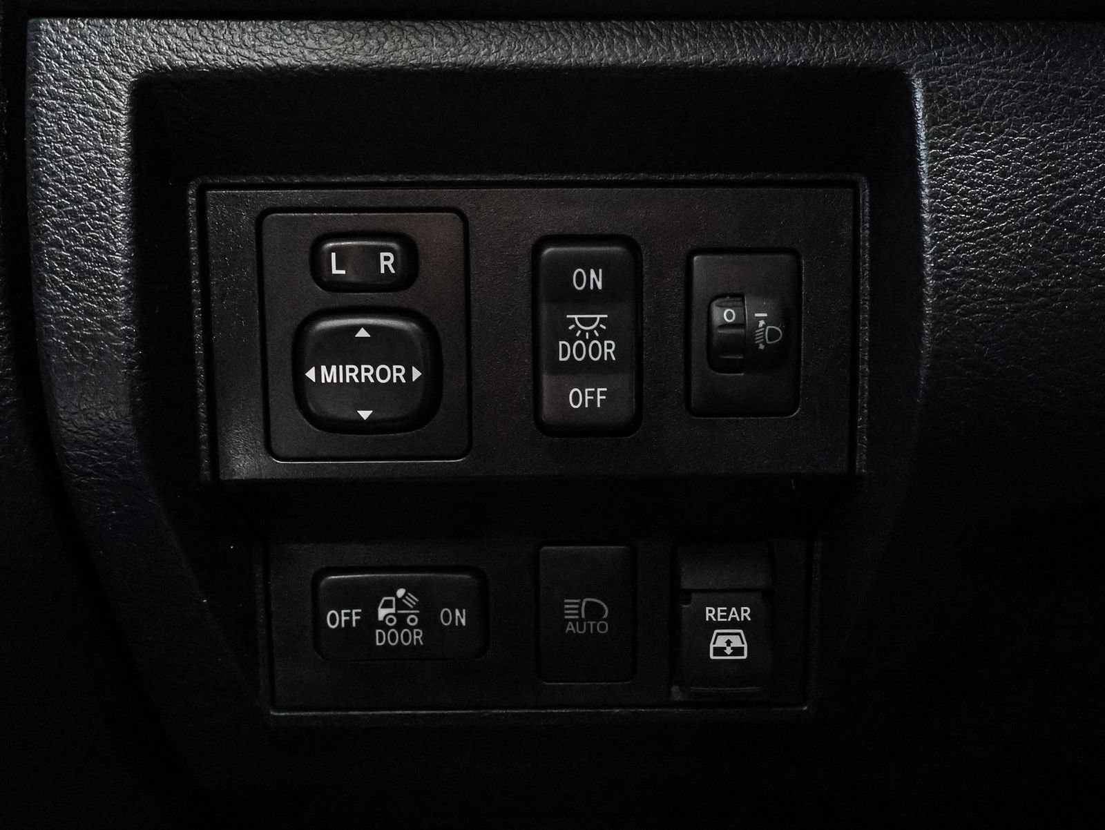 Used 2020 Toyota Tundra SR5 w/ SR5 Leather Package RWD image 31