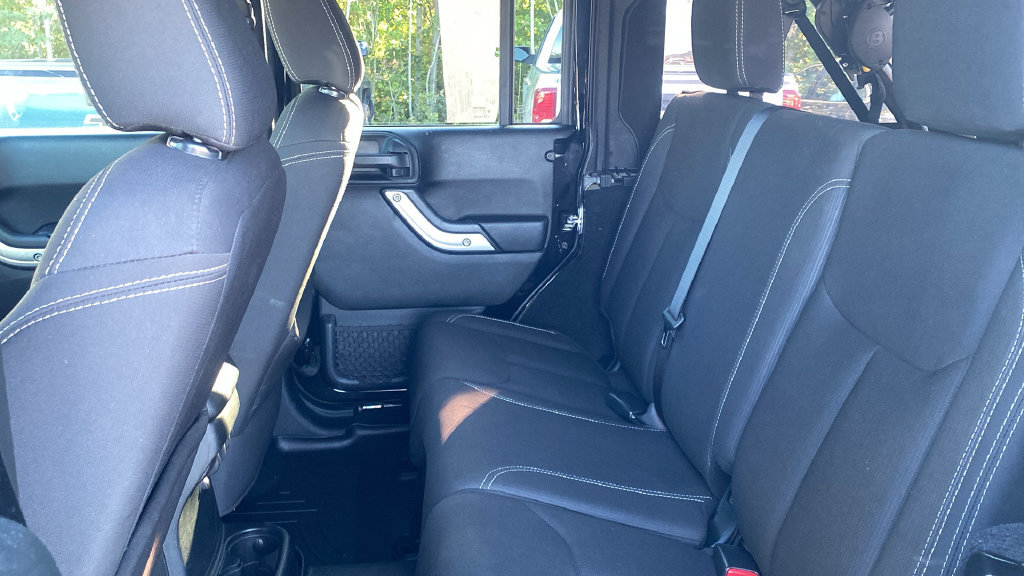 Used 2018 Jeep Wrangler Unlimited Sahara w/ Connectivity Group AWD/4WD image 14