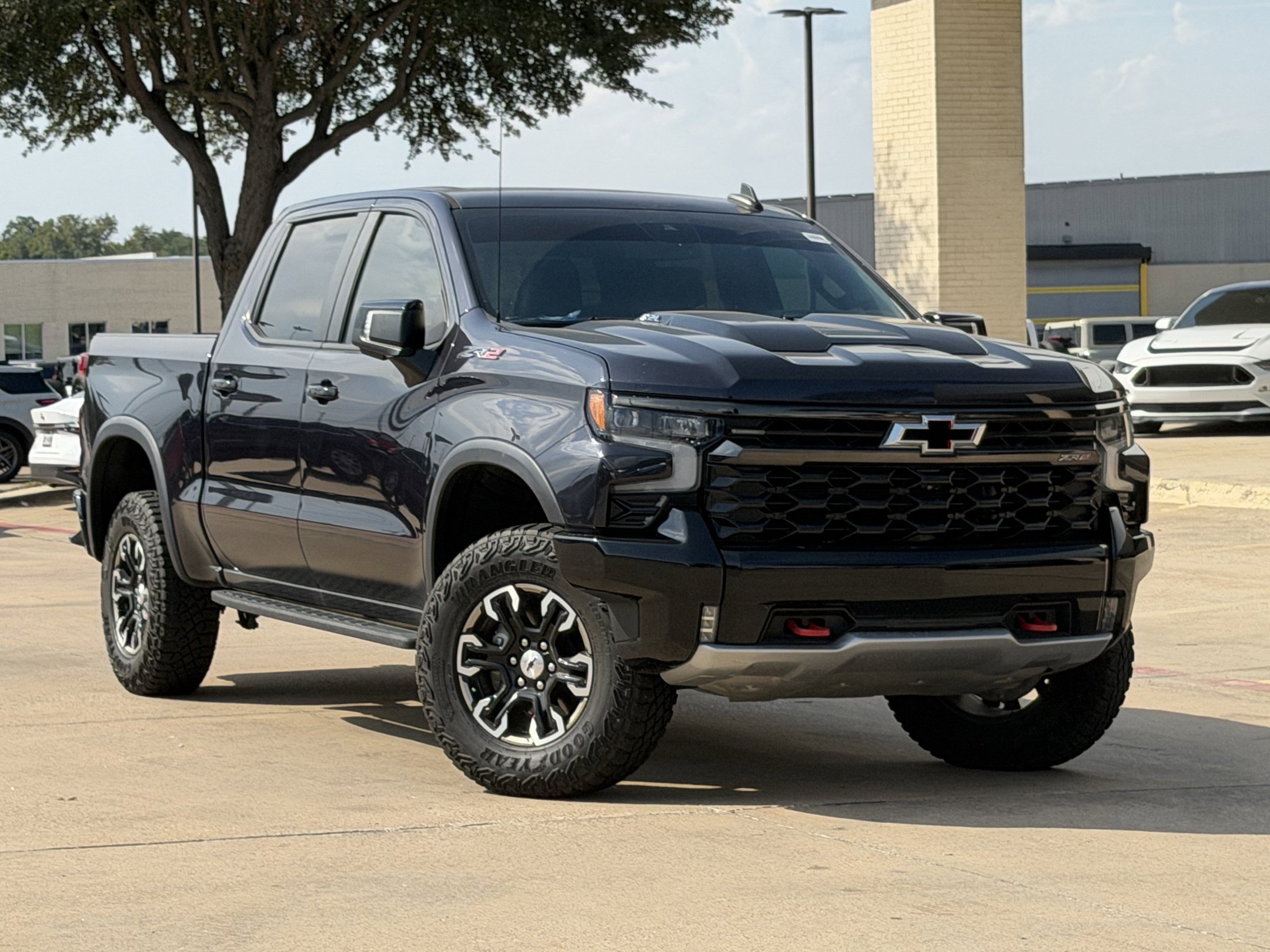 Used 2023 Chevrolet Silverado 1500 ZR2 AWD/4WD image 2
