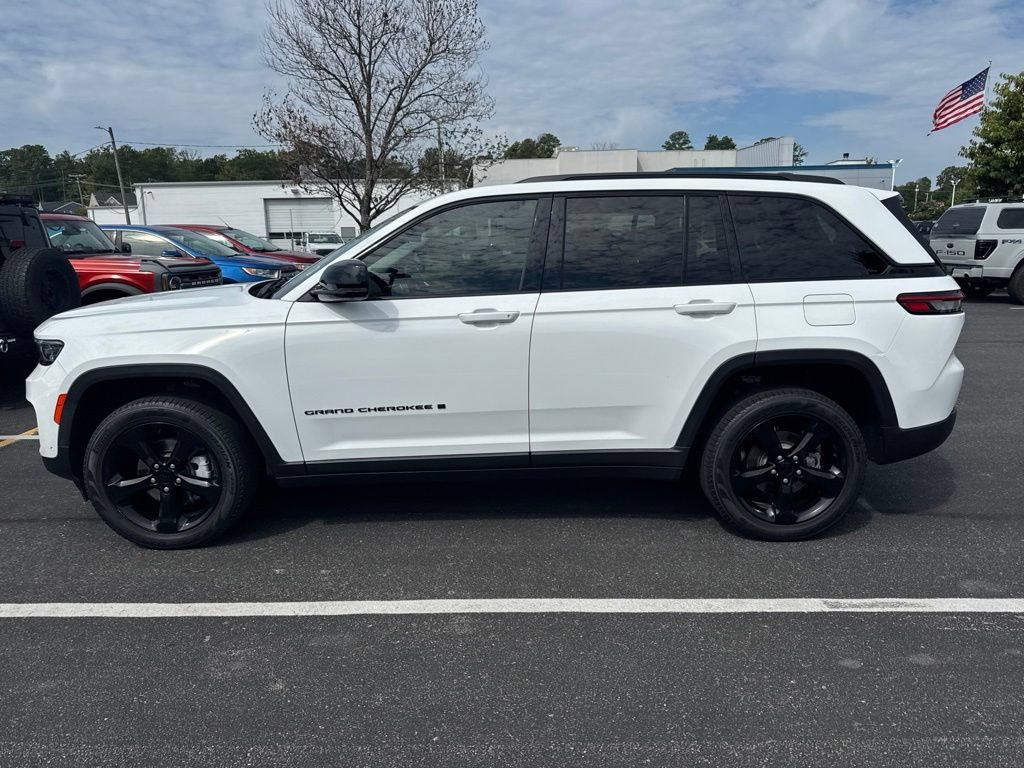 Used 2023 Jeep Grand Cherokee Limited w/ Luxury Tech Group II AWD/4WD image 13