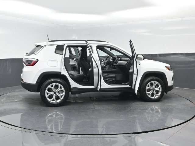 Used 2025 Jeep Compass Latitude w/ Sun & Sound Group AWD/4WD image 29
