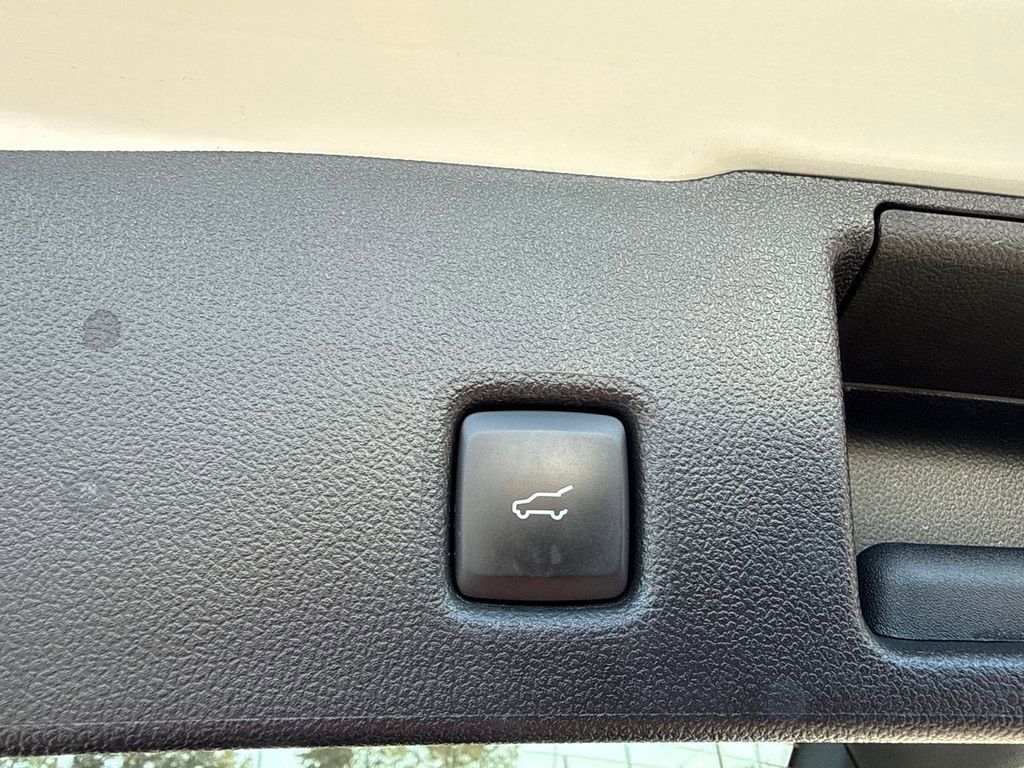 Certified 2025 Ford Escape Platinum w/ Class II Trailer Tow Package image 19