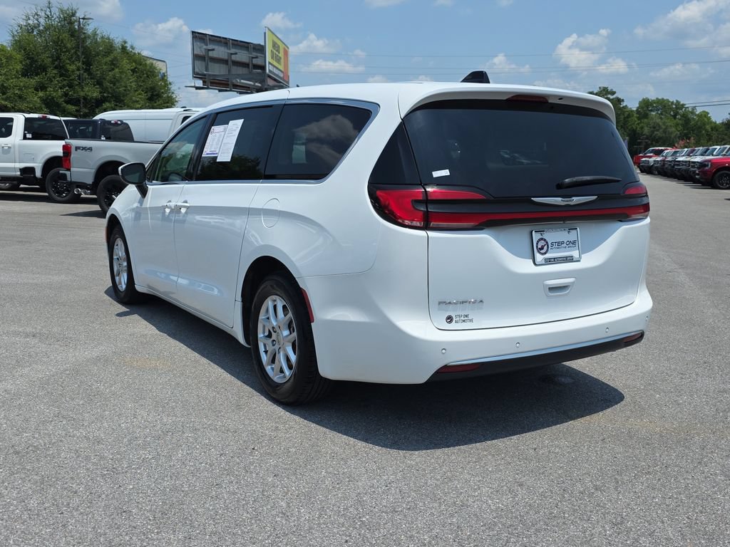 Used 2023 Chrysler Pacifica Touring-L FWD image 5