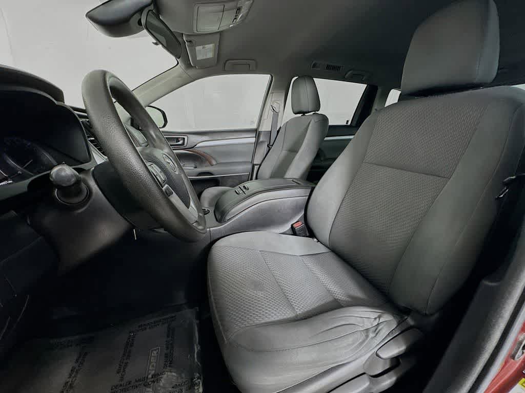 Used 2018 Toyota Highlander LE w/ Carpet Mat Package (TMS) AWD/4WD image 12