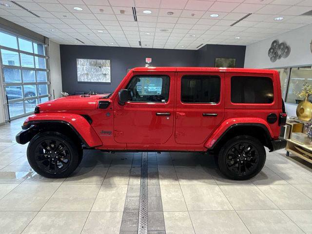 Used 2025 Jeep Wrangler Unlimited Sahara w/ Safety Group AWD/4WD image 2