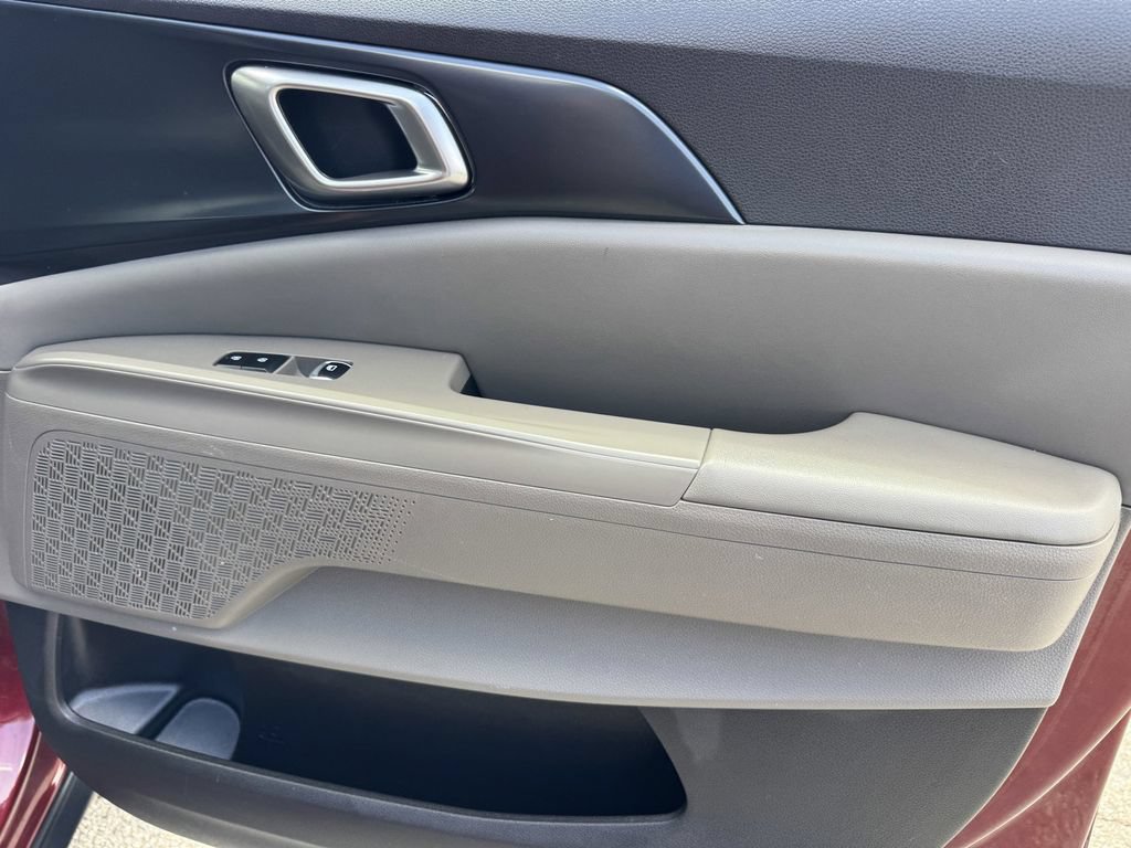 Used 2025 Kia Carnival FWD image 9