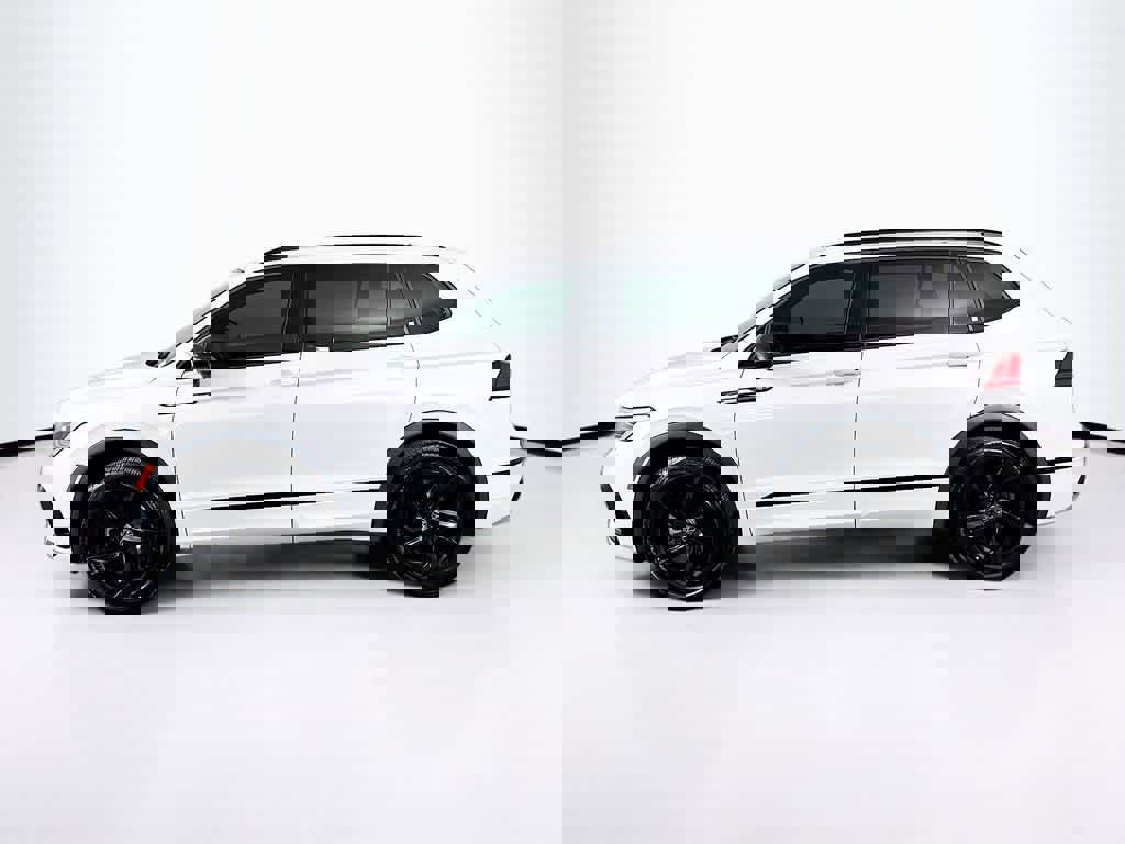 Used 2024 Volkswagen Tiguan SE R-Line image 3