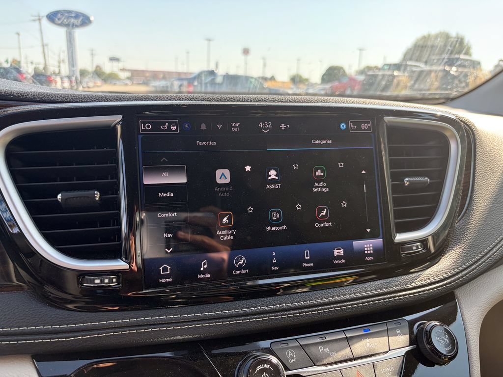 Used 2024 Chrysler Pacifica Limited FWD image 26