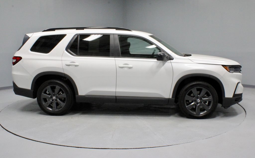 Used 2025 Honda Pilot Sport image 5