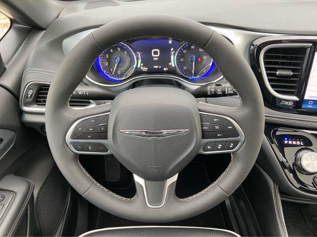 Used 2026 Chrysler Pacifica Limited FWD image 27
