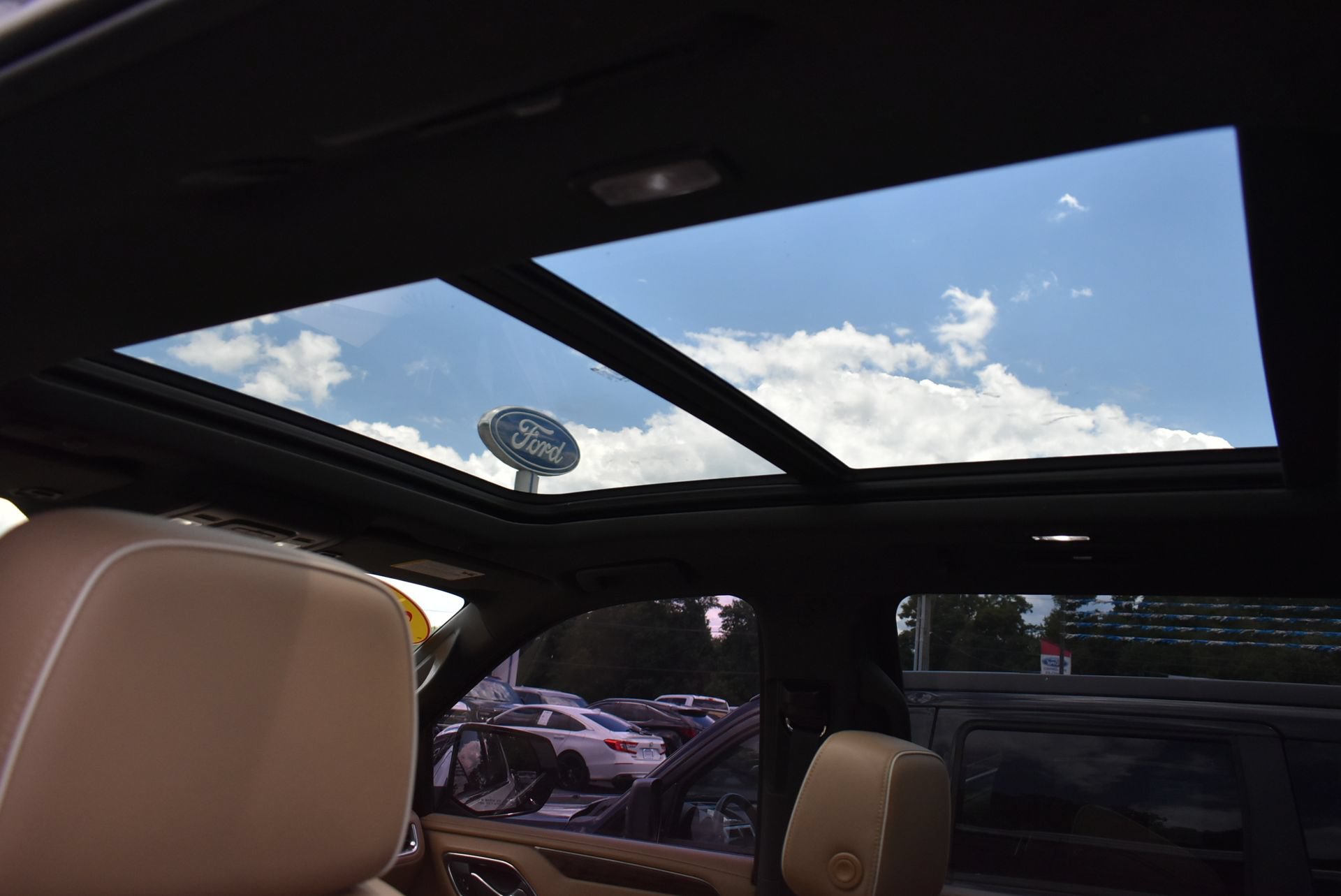 Used 2022 Chevrolet Suburban Premier AWD/4WD image 19