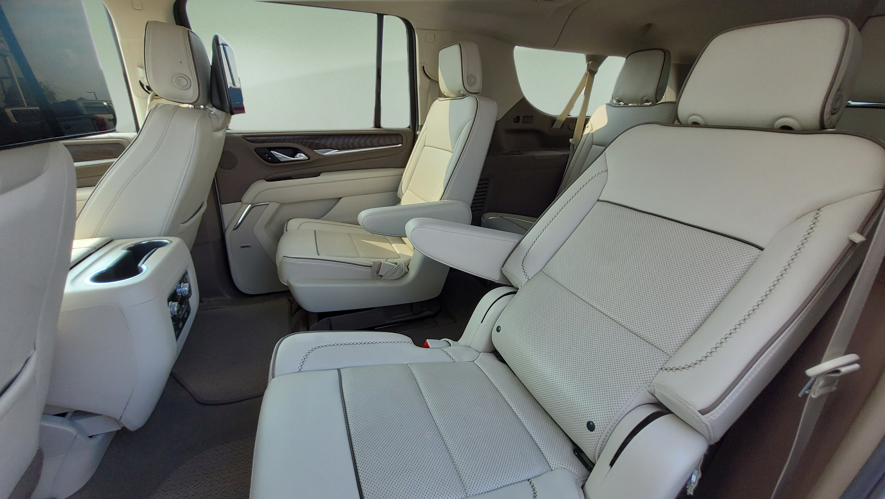 Used 2024 GMC Yukon XL Denali w/ Denali Reserve Package AWD/4WD image 18