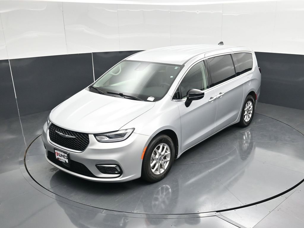 Used 2024 Chrysler Pacifica Touring-L image 41