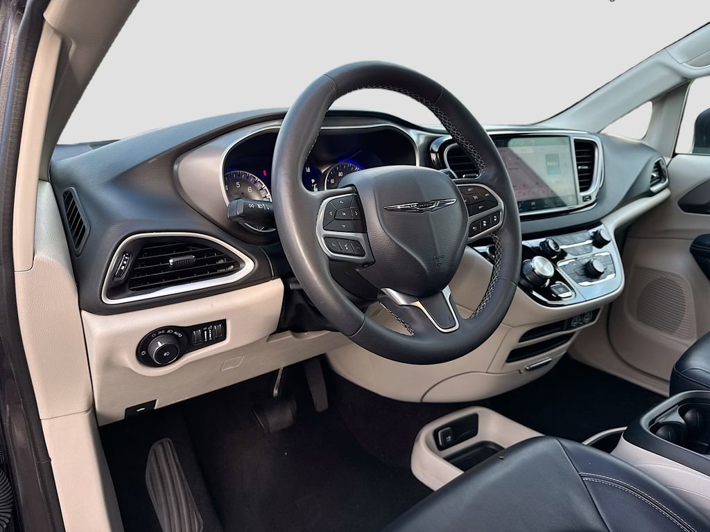 Used 2023 Chrysler Pacifica Touring-L FWD image 9