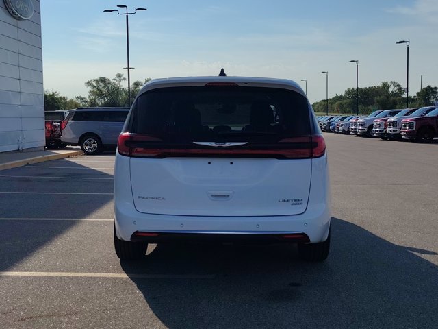 Used 2024 Chrysler Pacifica Limited AWD/4WD image 6