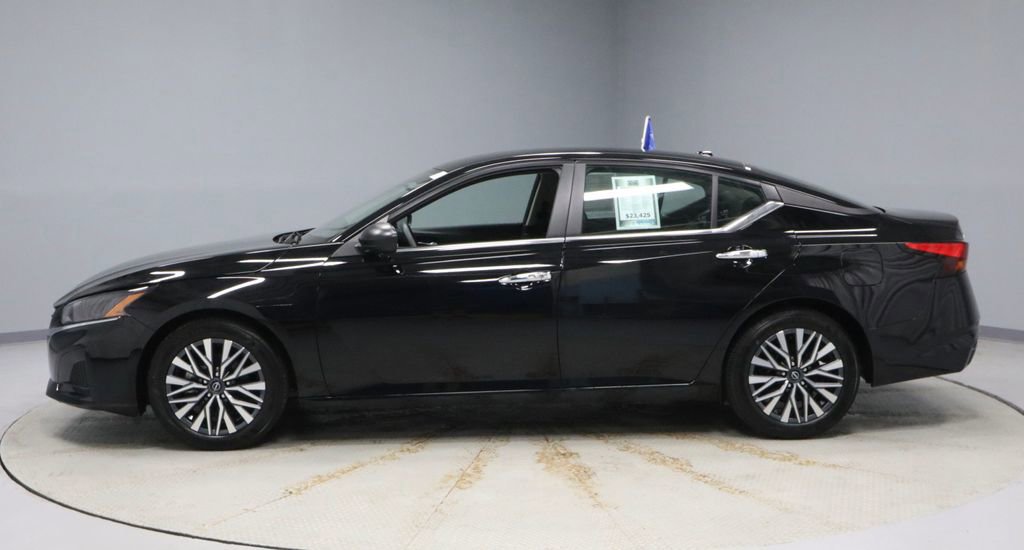 Used 2025 Nissan Altima 2.5 SV image 2