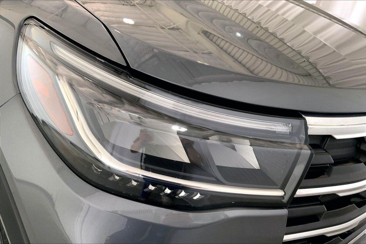 Certified 2025 Ford Explorer Active w/ Active Comfort Package RWD image 28