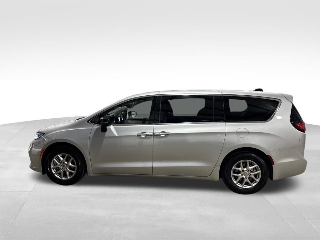 Used 2024 Chrysler Pacifica Touring-L image 2