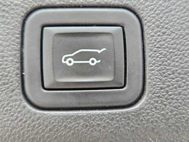 Used 2023 Chevrolet Suburban Premier RWD image 17