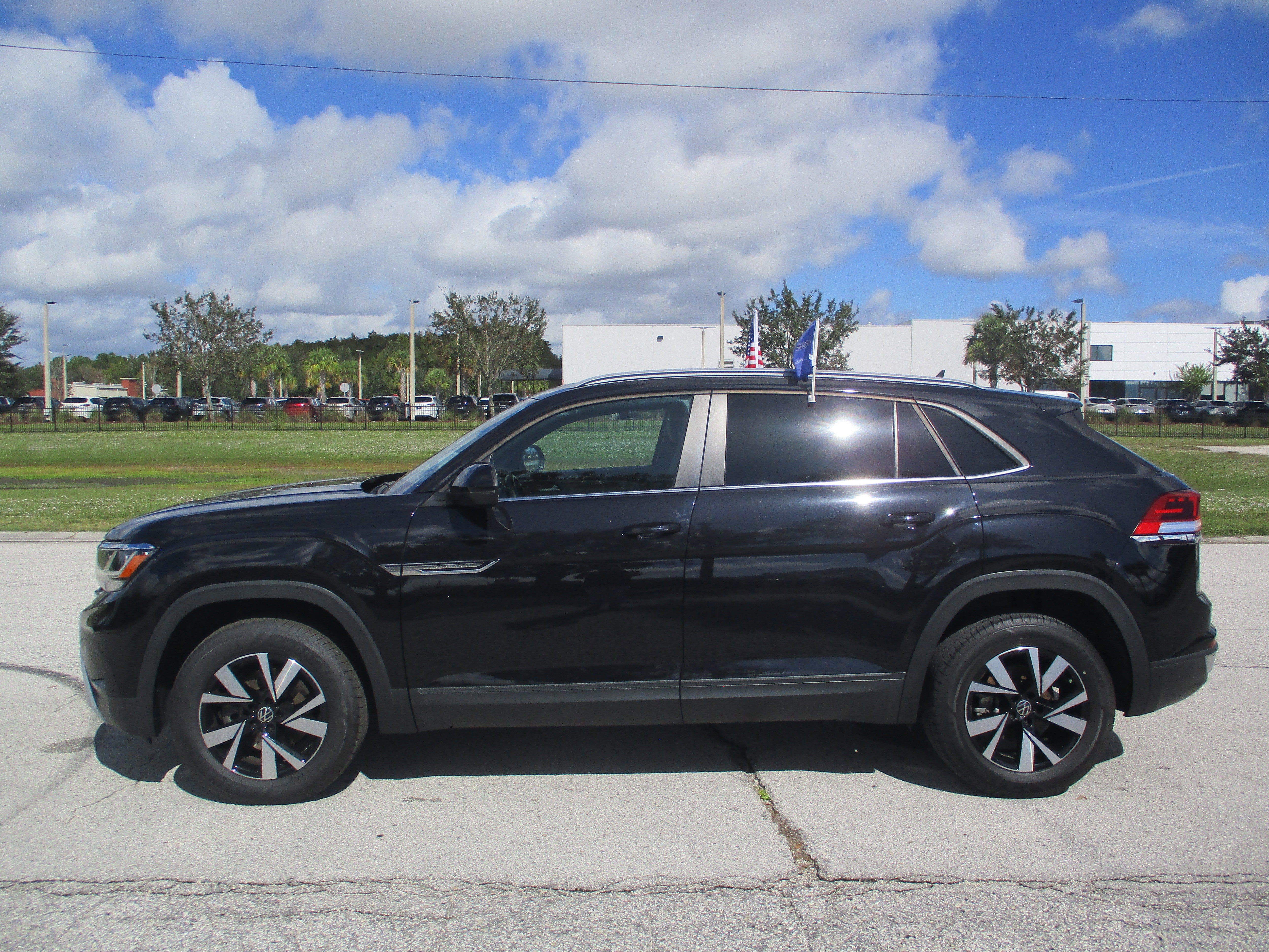 Used 2020 Volkswagen Atlas Cross Sport SE image 2